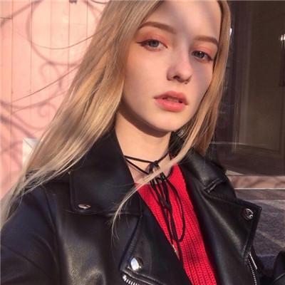 丈夫沉迷看鱼忘带娃，被老婆一脚踢下鱼池...网友：后脑勺磕到柱子，就知道错了